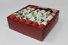 Load image into Gallery viewer, Robin Reed English Holiday Christmas Crackers - Bows and Berries, 12 Count