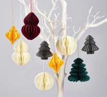 Load image into Gallery viewer, Robin Reed English Holiday Christmas Crackers Paper Decorations Party Crackers